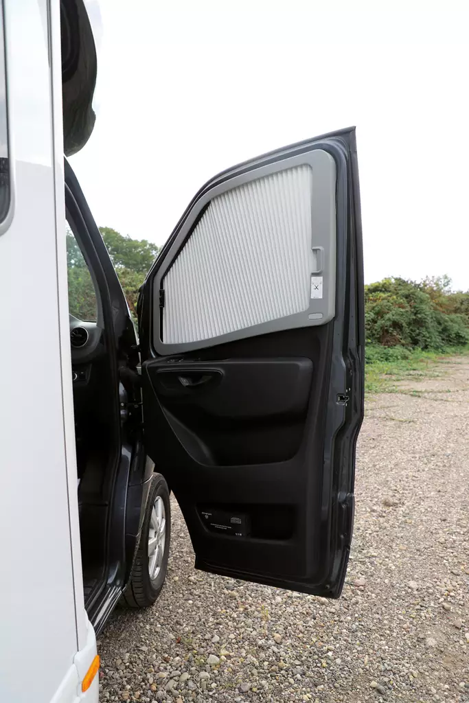 Remis sivuikkunan pimennysverho REMIfront 4, MB Sprinter 2019->, oikea - Ikkunat ja osat - 23693 - 1