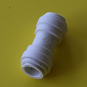 Jatkoliitin 12mm kovalle putkelle Jatkoliitin 12mm - MUUT VESIJÄRJESTELMÄN OSAT - 10885 - 1