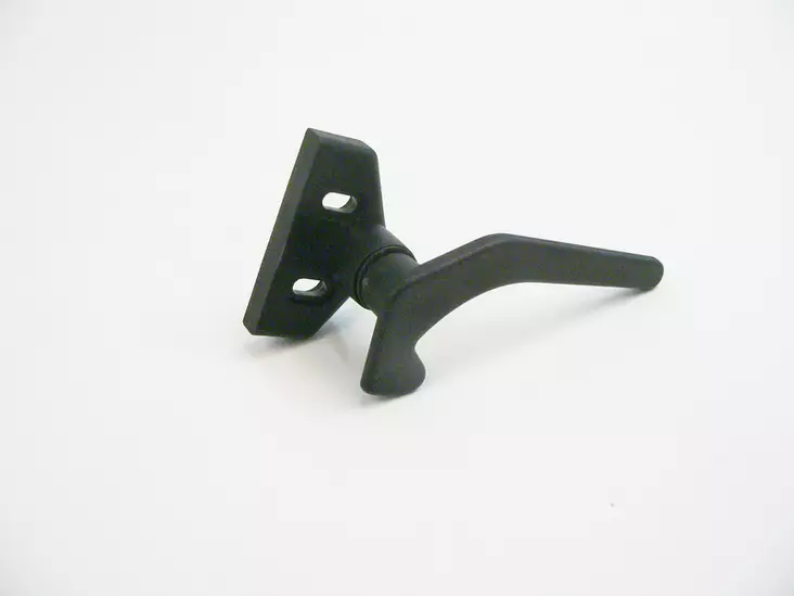 Ikkunasalpa musta, ruuvikiinnitys reikien väli 20mm, Polyplastic - Ikkunat ja osat - 177 - 1